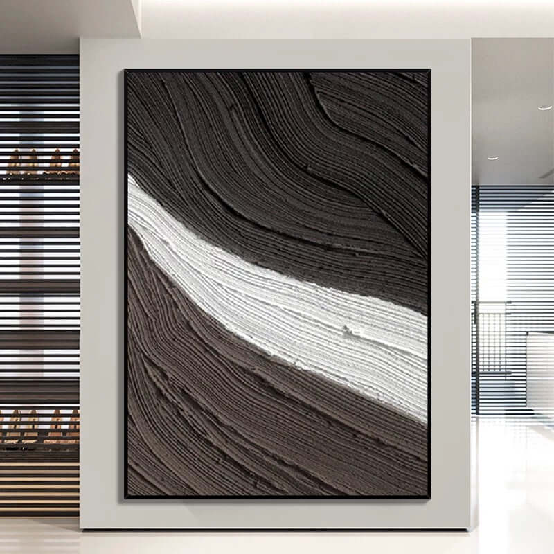 Marrón oscuro, gris y crema texturizado.