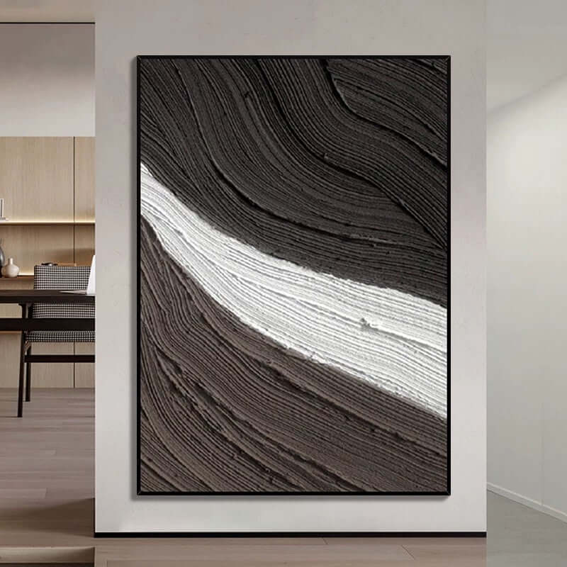 Marrón oscuro, gris y crema texturizado.