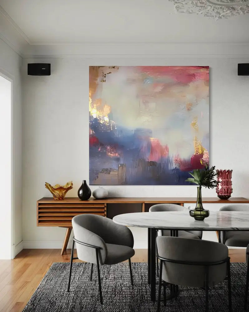 Purple Gold Flash artwork by John Rey U. in modern dining room, expressing luxury and elegance. Meistverkaufte Gemälde