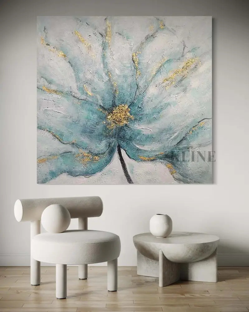 Artwork of a blue floral piece featuring gold accents, enhancing a modern interior design aesthetic. Arte della parete per salotto